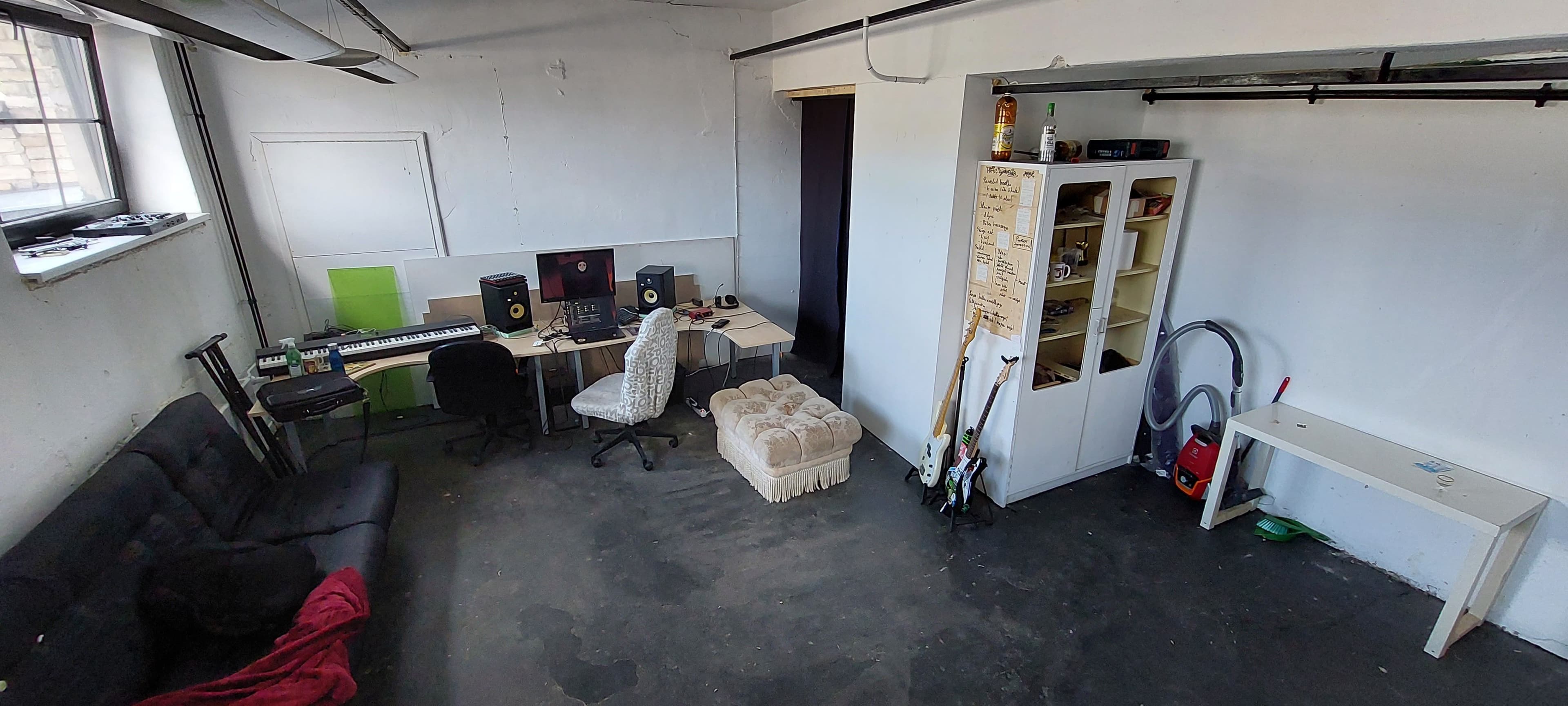 studio room of Dysaster